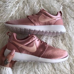 Nike Women’s Roshe One Rust Pink Sneakers Size 7